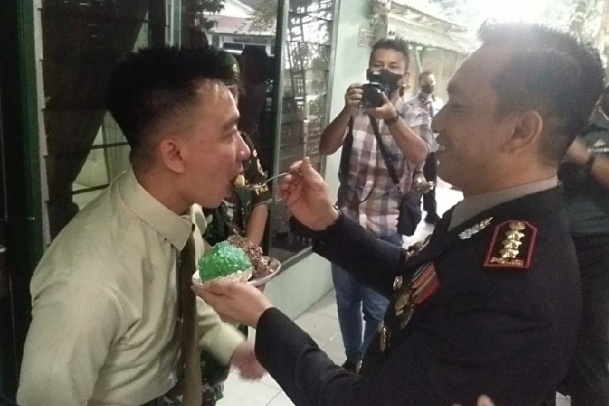 Kapolresta Deliserdang menyuapi kue pada Dandim 0204/DS di HUT ke-77 TNI