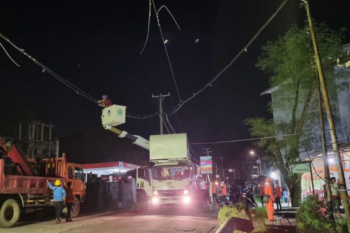 PLN Gerak Cepat Perbaiki Tiang Listrik Roboh Akibat Pergeseran Tanah di Wailela Ambon