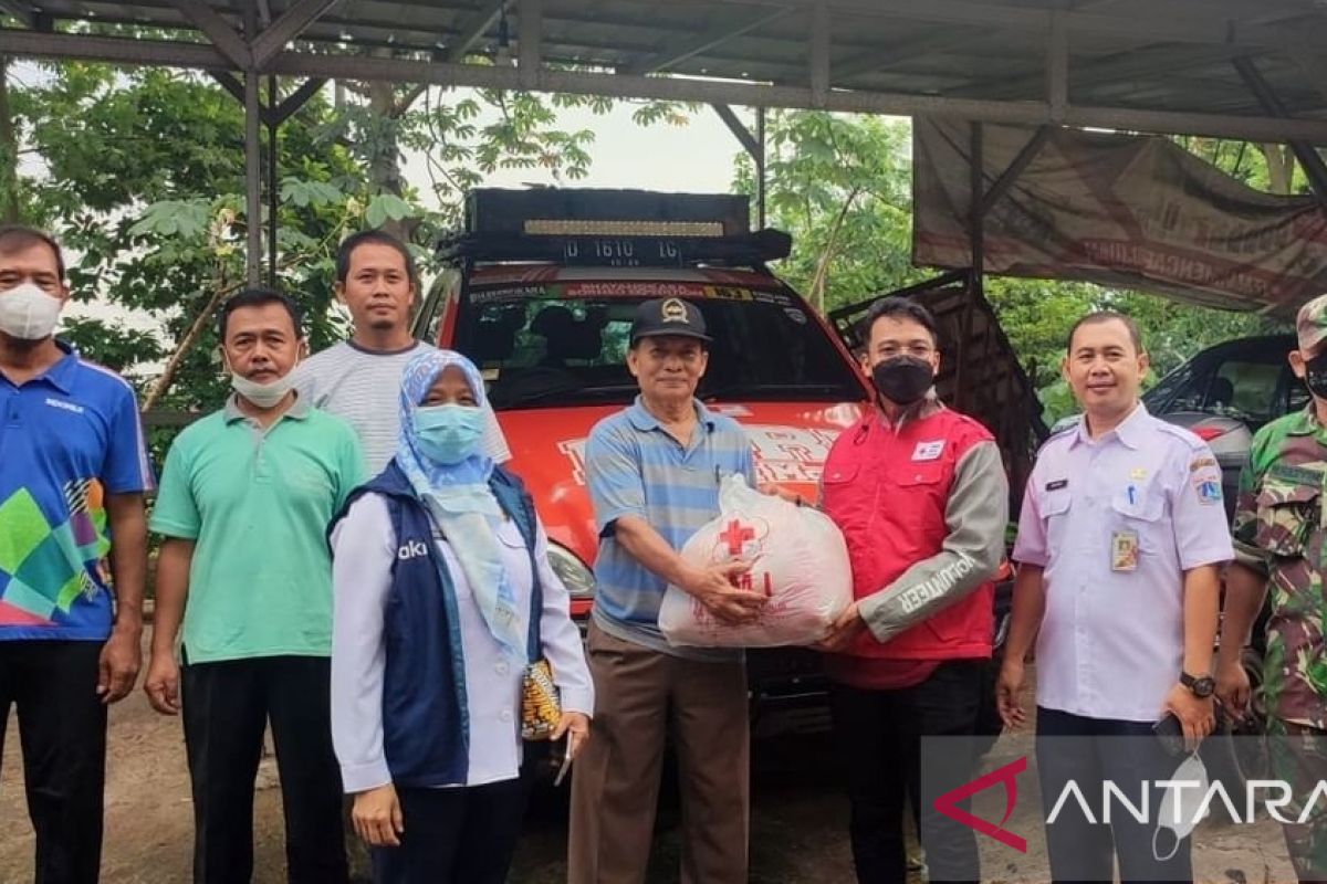 PMI Jakarta Timur serahkan bantuan kepada warga terdampak banjir di Kecamatan Makasar