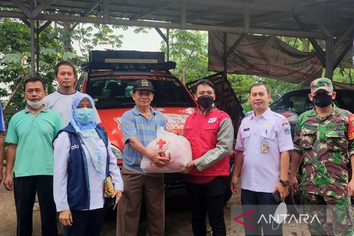 PMI Jakarta Timur serahkan bantuan bagi korban banjir di Makasar