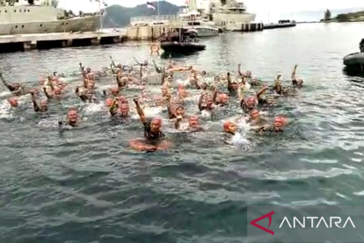 Peringati HUT TNI, 77 orang melakukan aksi mengapung di laut Natuna