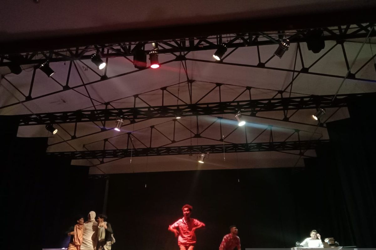 Teater 16 sukses berkolaborasi bawakan karya Max Arifin