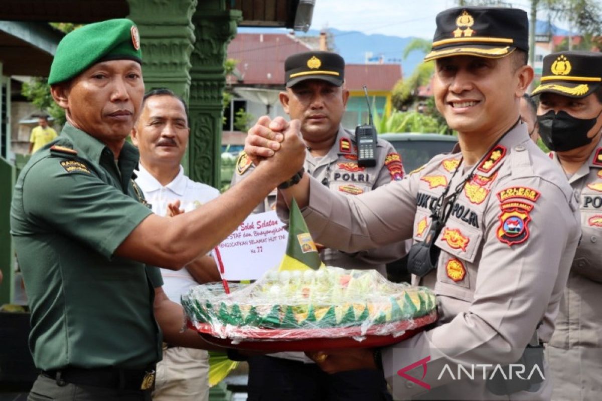 Kapolres Solok Selatan datangi Koramil Sangir bawa kejutan