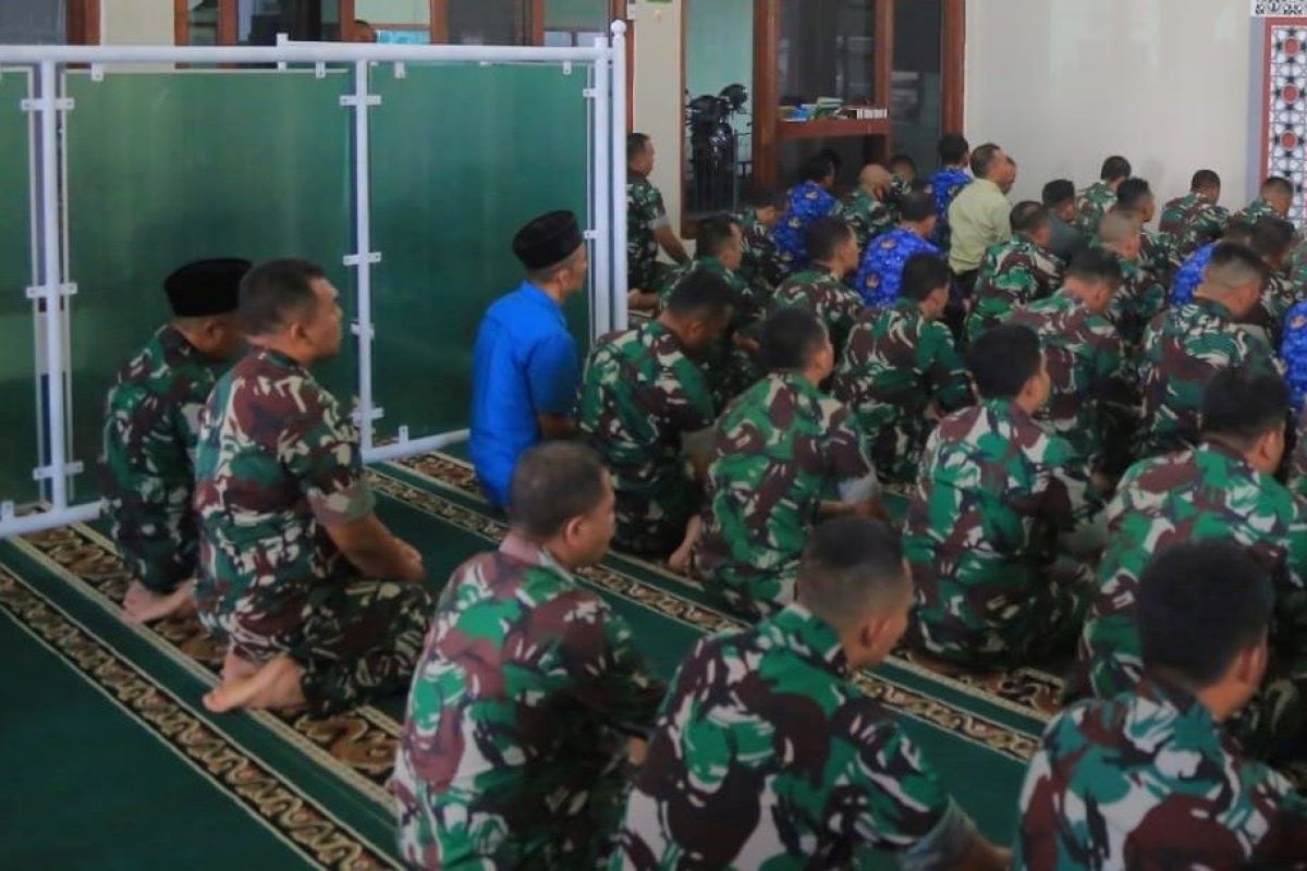 Anggota TNI di Madiun shalat gaib doakan korban jiwa tragedi Kanjuruhan