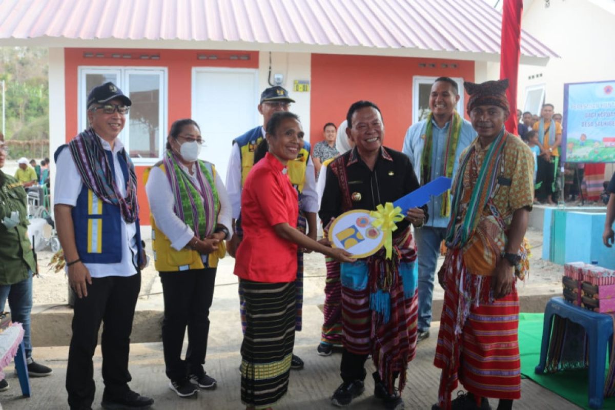 Senyum penyintas seroja di Kabupaten Kupang saat terima bantuan rumah