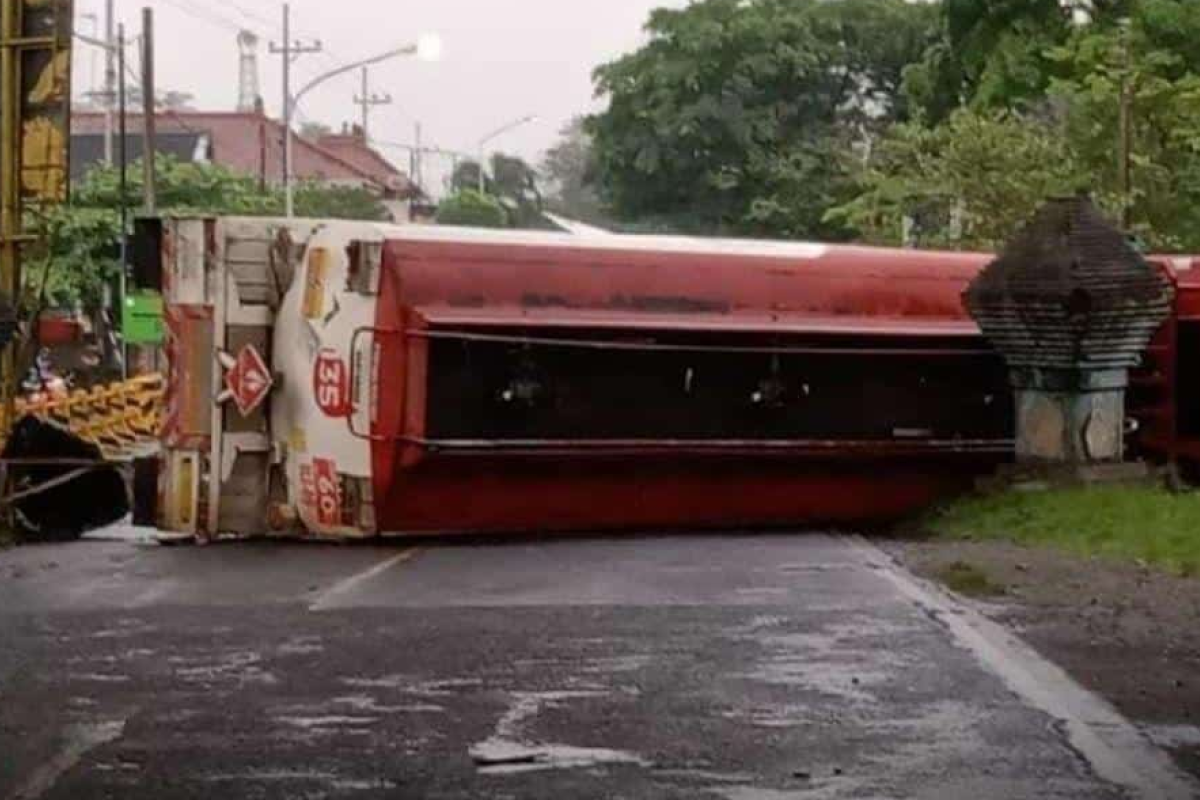 Polisi evakuasi kendaraan pengangkut BBM terguling di Blitar