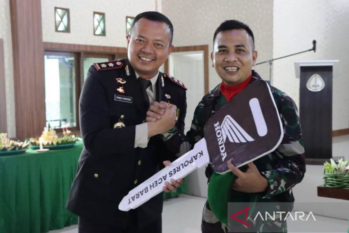 HUT TNI ke-77, Kapolres Aceh Barat beri hadiah motor untuk prajurit TNI