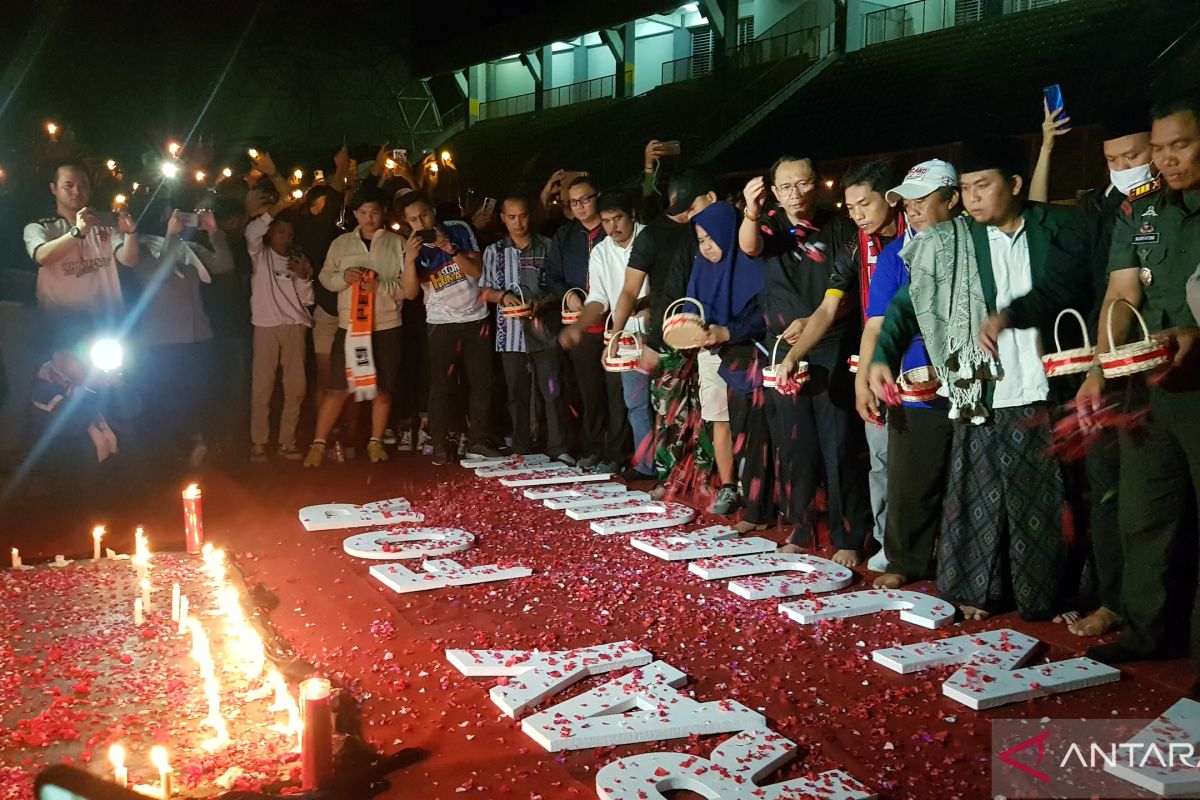 Ratusan pendukung sepak bola Bekasi doa bersama untuk korban Stadion Kanjuruhan