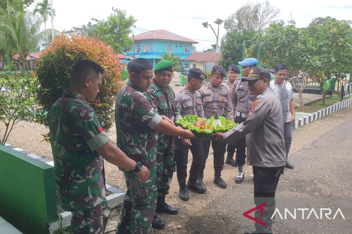 Polsek Juai berikan kejutan untuk Koramil Juai