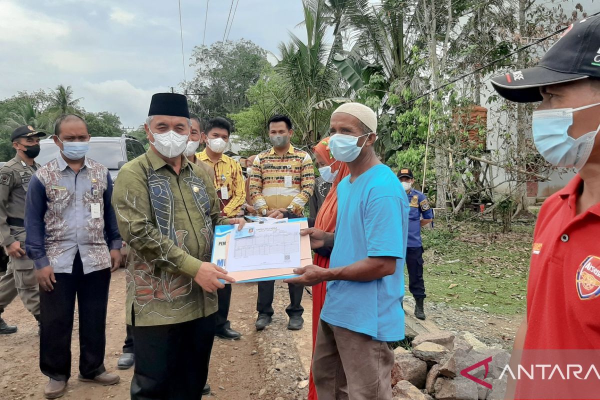 Bupati HSS serahkan bantuan korban kebakaran di Ida Manggala dan Amparaya