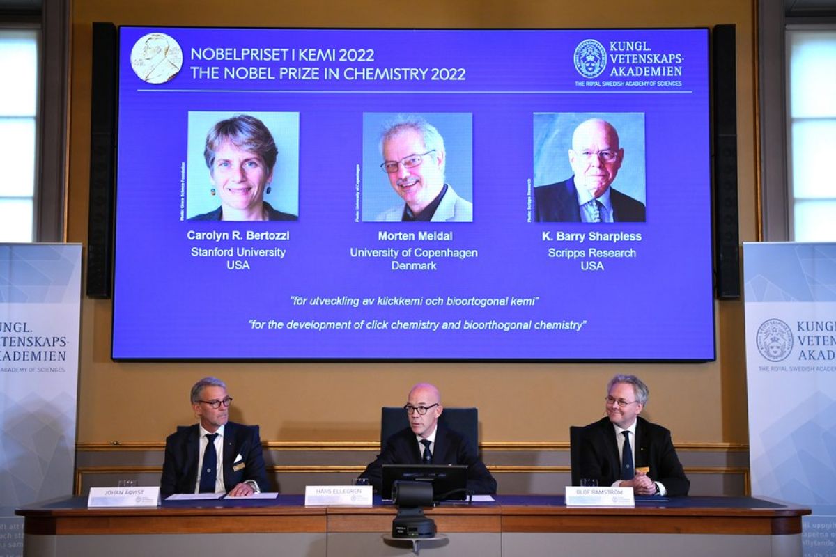 Tiga ilmuwan berbagi Penghargaan Nobel 2022 di bidang Kimia
