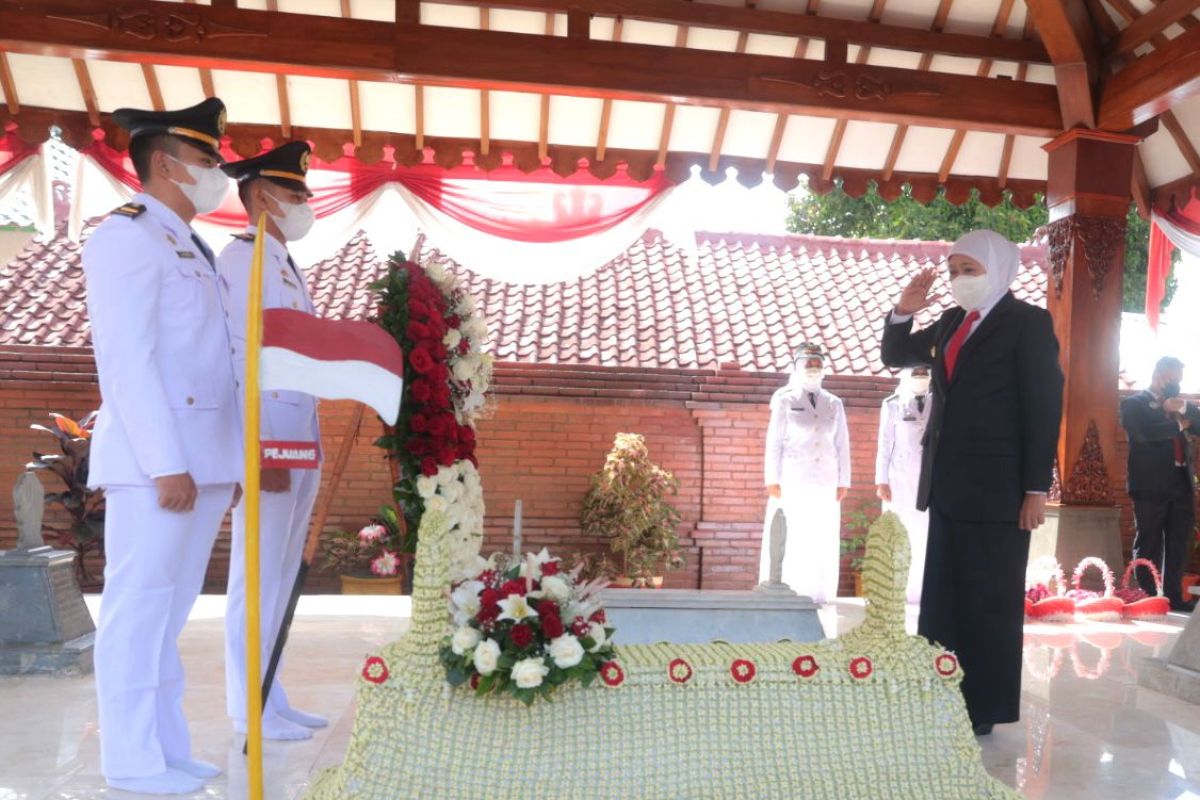 Khofifah berziarah ke makam gubernur pertama Jawa Timur