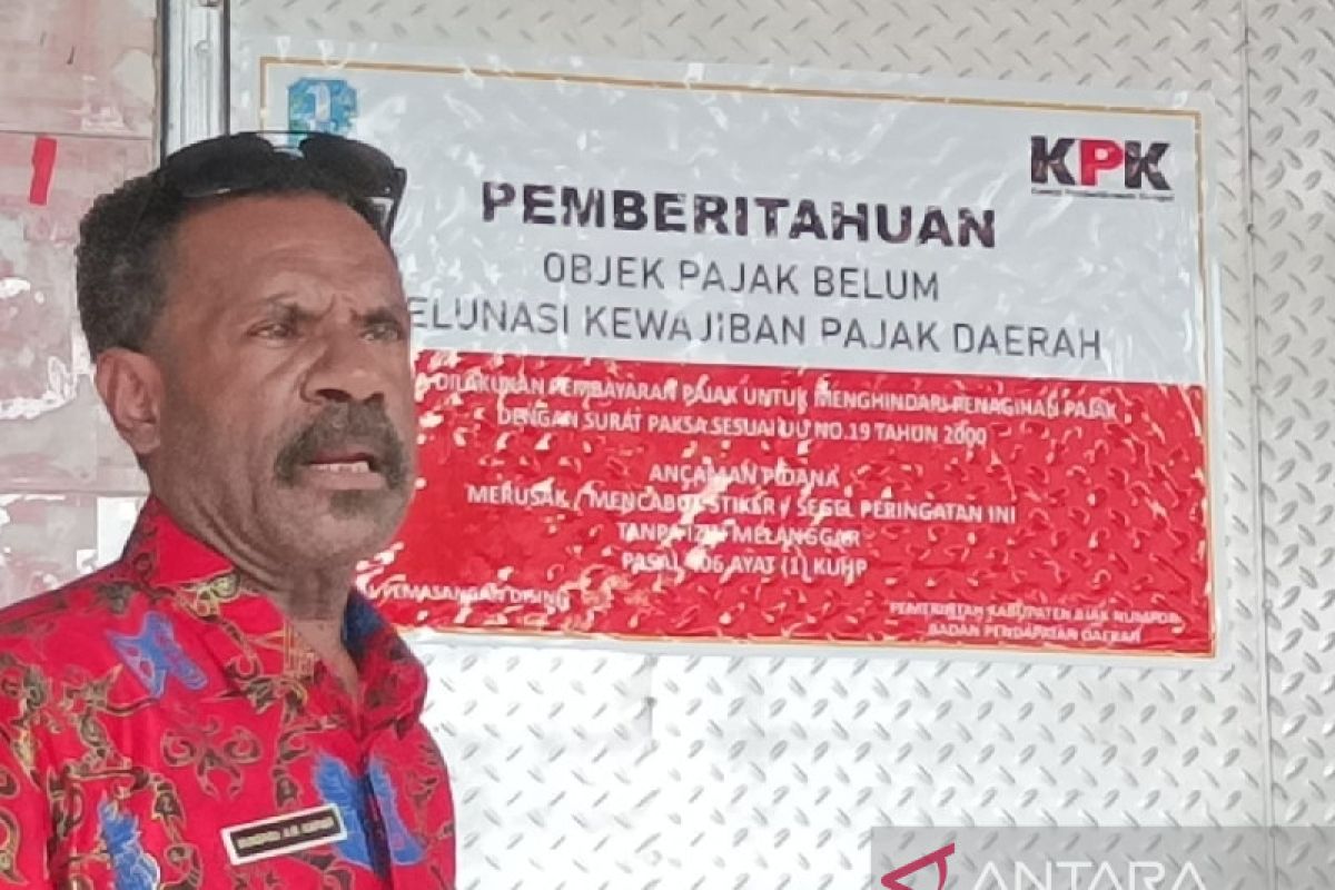 Pemkab Biak Numfor pasang stiker di tempat usaha penunggak pajak daerah