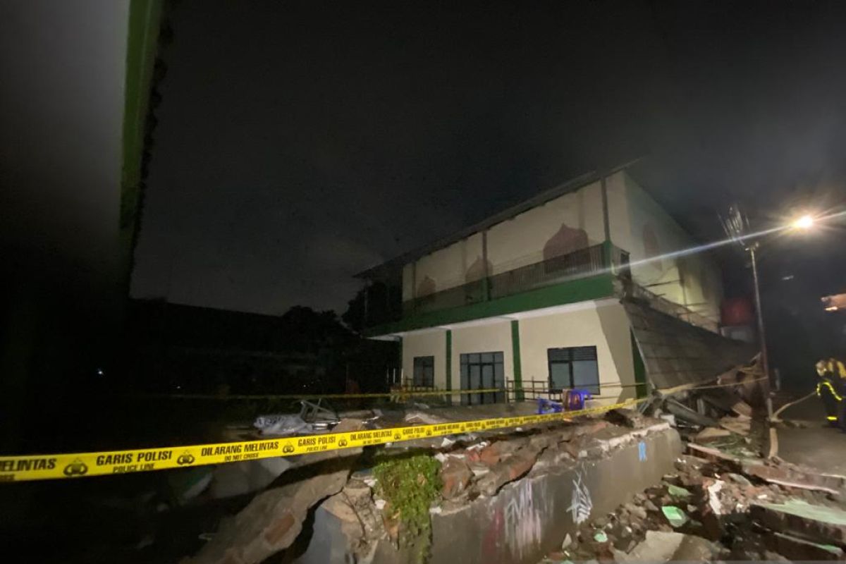 Tembok pembatas MTsN 19 ambruk akibat diterjang banjir, tiga siswa meninggal dunia