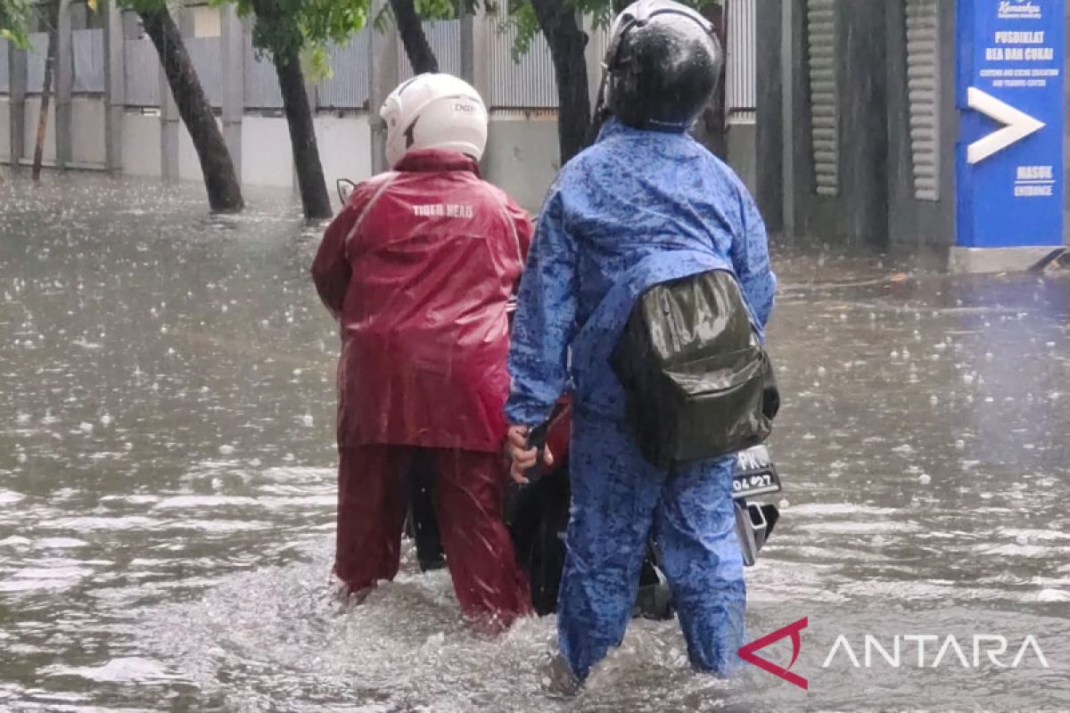 Gulkarmat Jaktim kerahkan personel untuk atasi banjir di Pulogadung