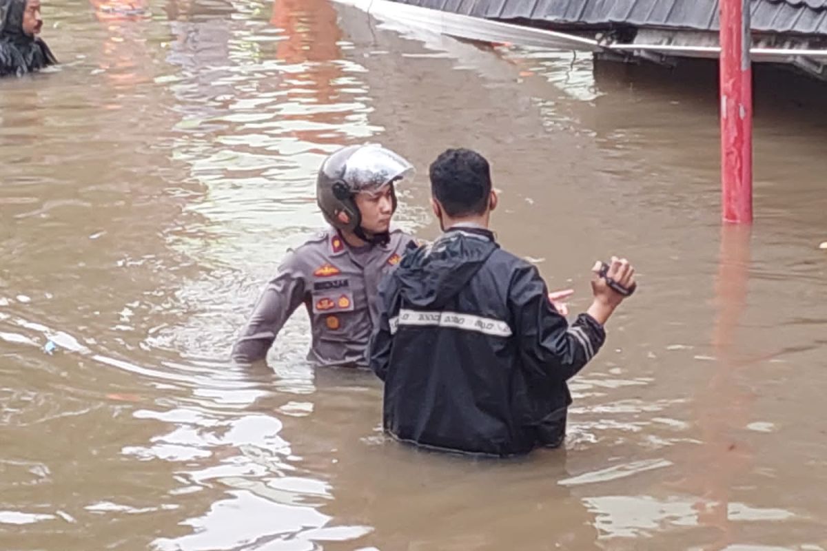 Petugas Damkar tangani tembok sekolah ambruk di Pondok Labu