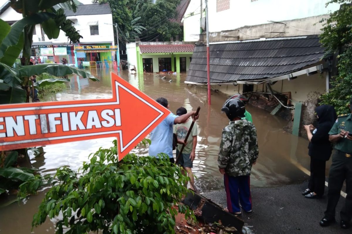 Polsek: Tiga orang tewas akibat tembok ambruk di Cilandak