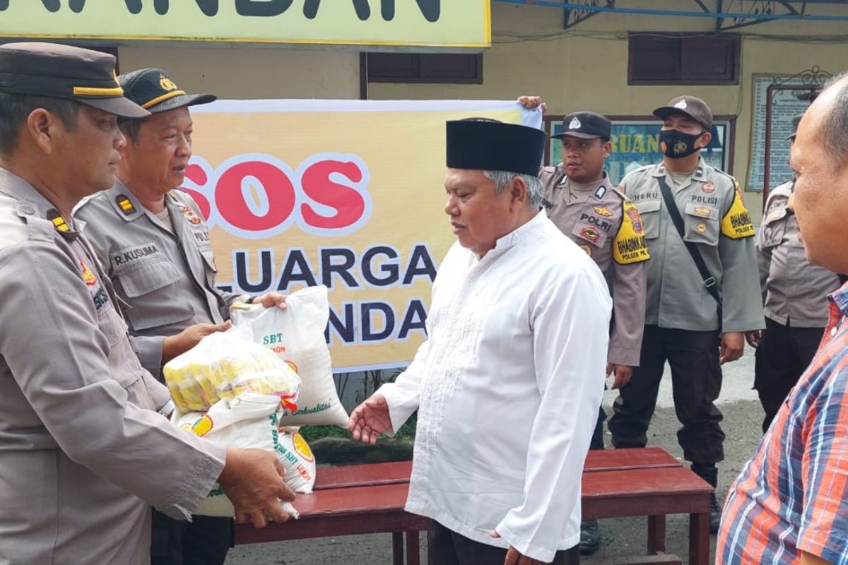 Polsek Pangkalan Berandan serahkan bansos kepada warga kurang mampu