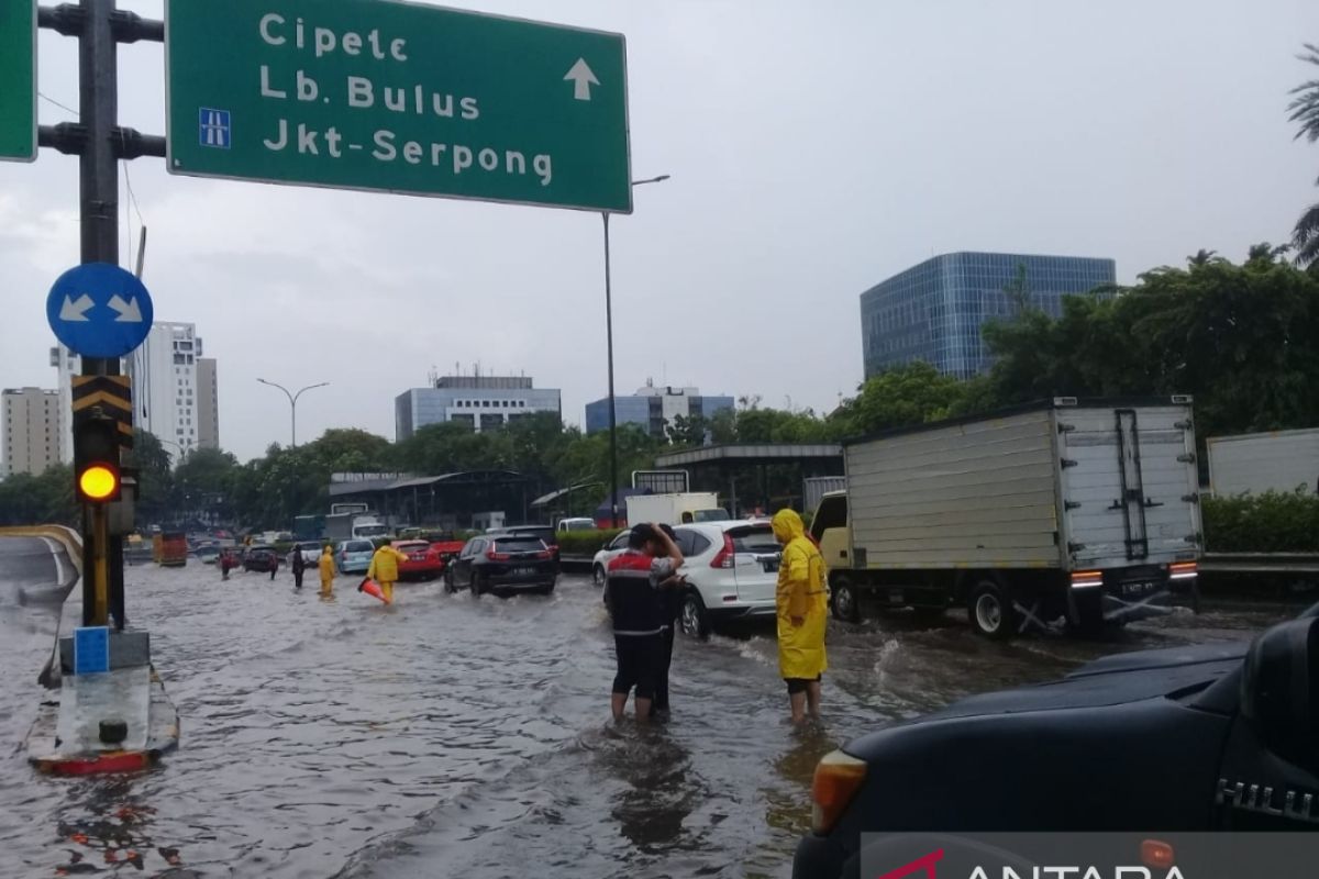BPBD DKI kerahkan puluhan personel tangani banjir di Jaksel