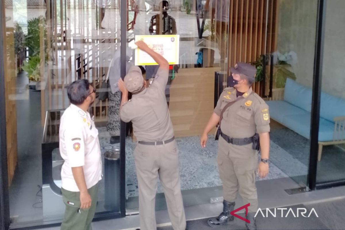 Satpol PP dan DPMPTSP Bogor segel dua bangunan vila di Cijeruk karena langgar aturan