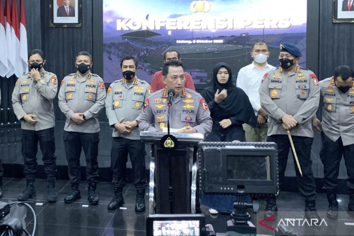 Kapolri sebut ada 11 tembakan gas air mata dalam tragedi Kanjuruhan, tujuh kali mengarah ke tribun