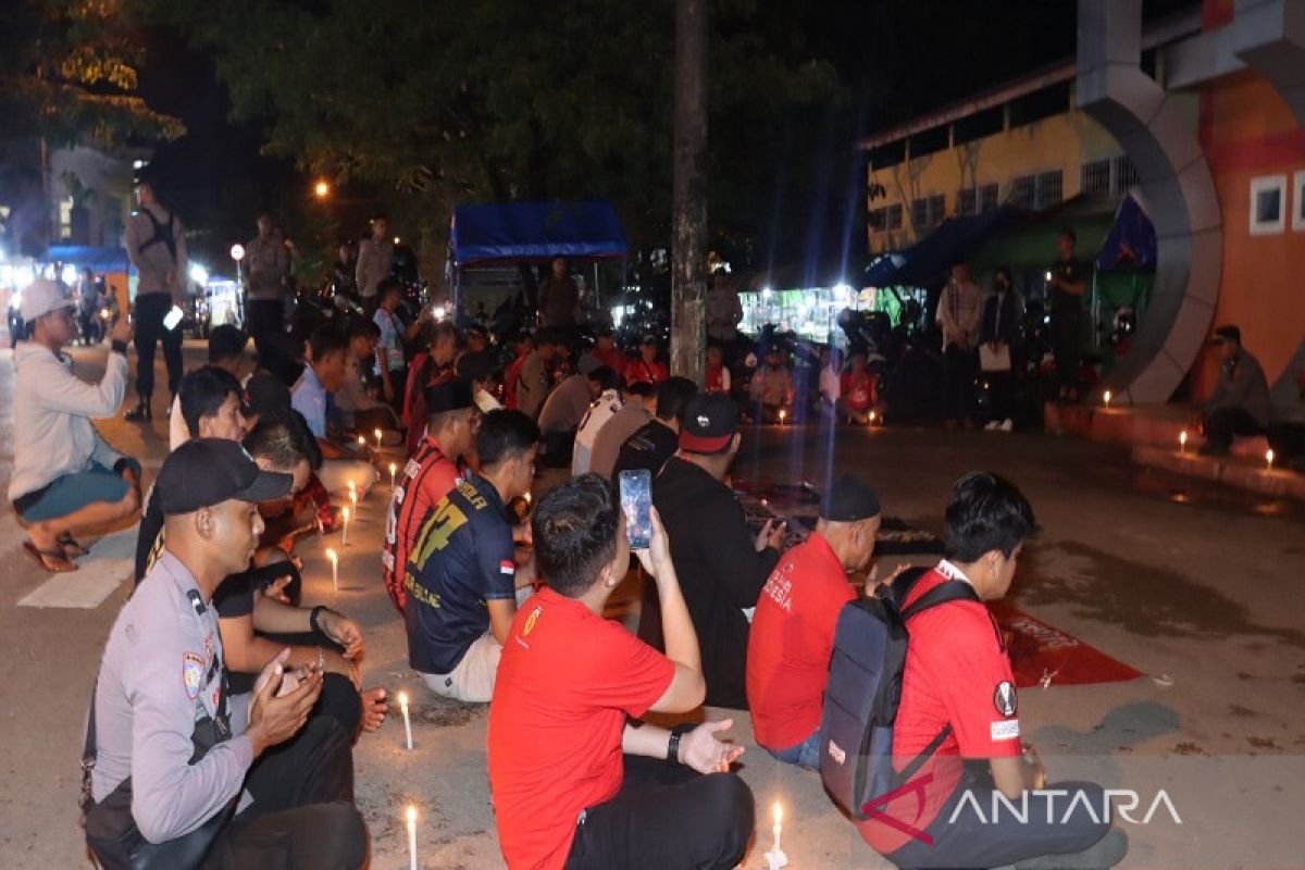 Pecinta sepak bola di Baubau doa bersama untuk tragedi Kanjuruhan