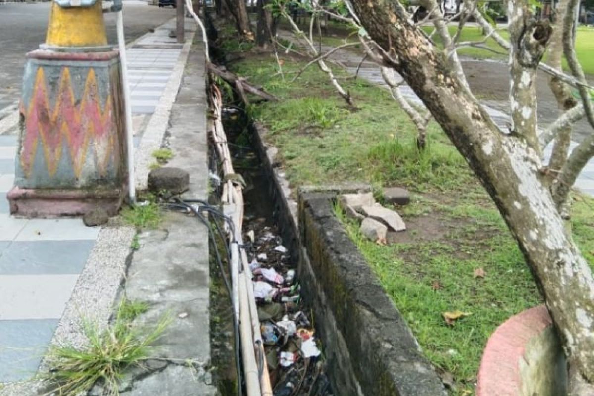 Saluran irigasi di Alun-alun Tatura masih dipenuhi sampah plastik