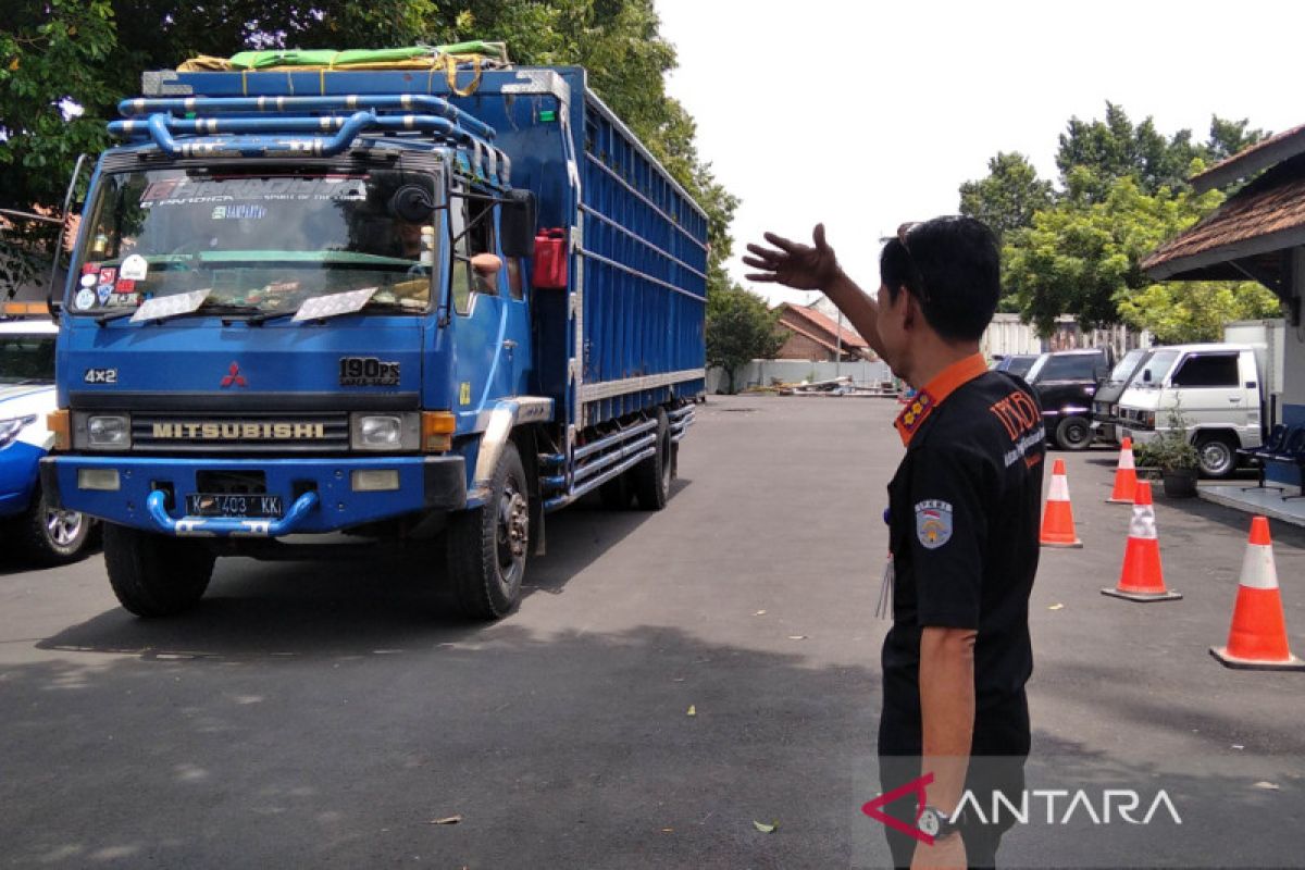 Dishub Kudus berhasil sadarkan pengemudi truk kelebihan ukuran