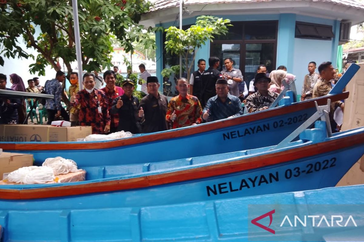 Bupati Bangka serahkan bantuan lima unit kapal ikan