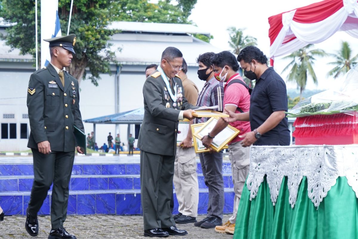 Gagalkan penyelundupan senjata, lima prajurit dianugerahi penghargaan dari Kodam Pattimura di HUT TNI