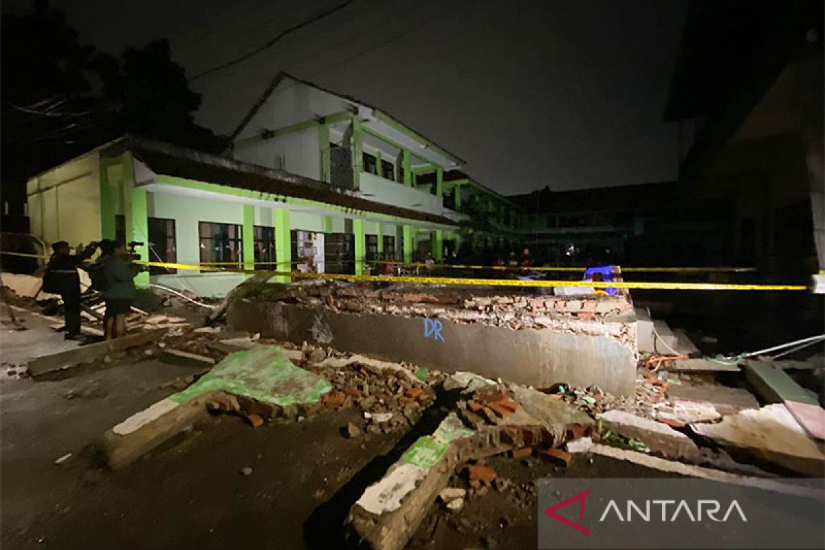 Tembok ambruk didorong banjir,  tiga siswa MTs tewas