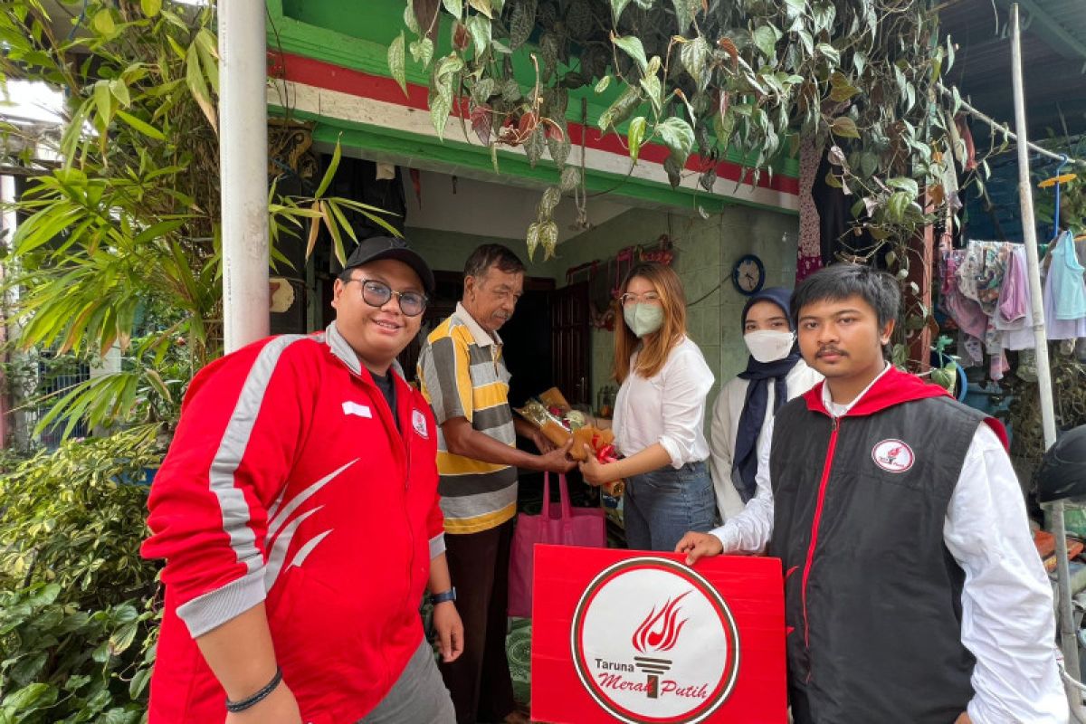 Taruna Merah Putih Surabaya berbagi kebahagiaan di HUT ke-77 TNI