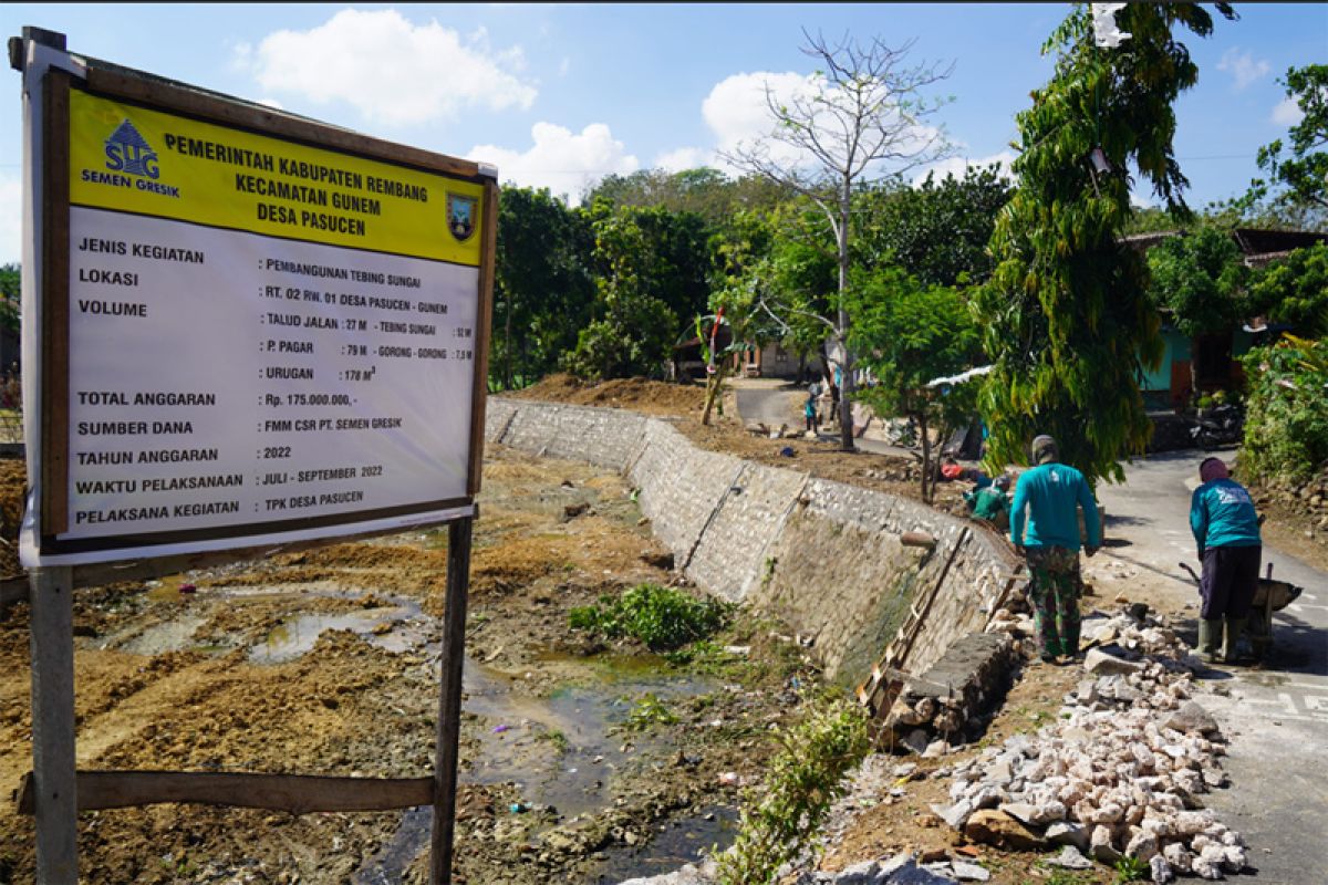 Semen Gresik bangun tebing sungai Rp175 juta di Desa Pasucen Rembang