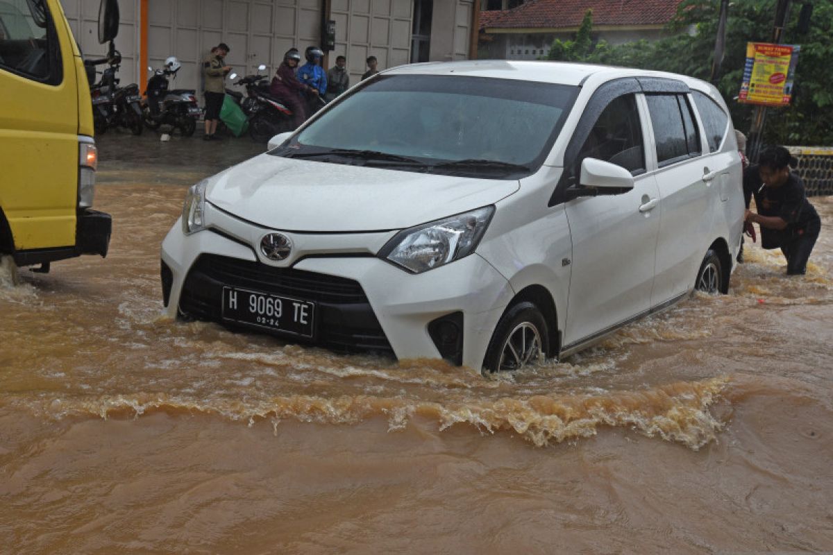 Jangan paksa mobil menerjang banjir, ini risikonya