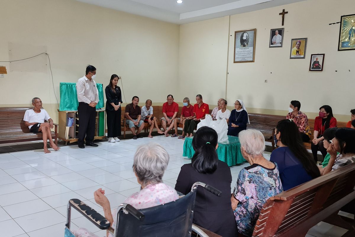 Lansia di Pontianak dapat bantuan sembako