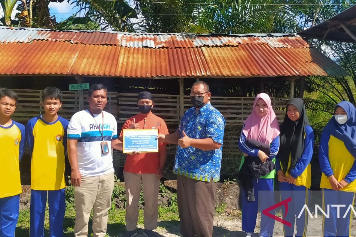 Dukung program peternakan unggas di SMKN 1 Simpang Renggiang, PT Timah Tbk serahkan bantuan kandang baterai