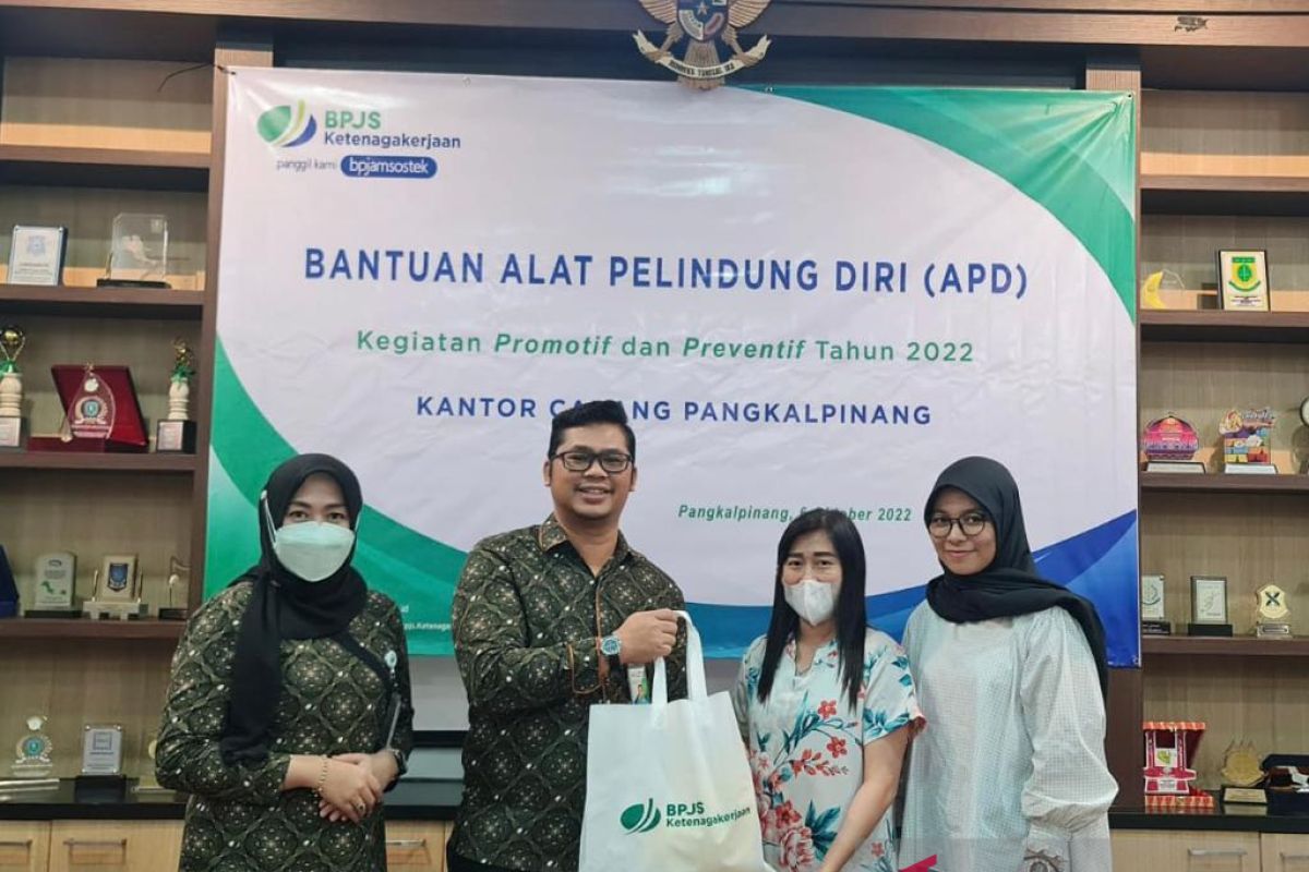 BPJS Ketenagakerjaan Pangkalpinang serahkan bantuan APD jasa konstruksi