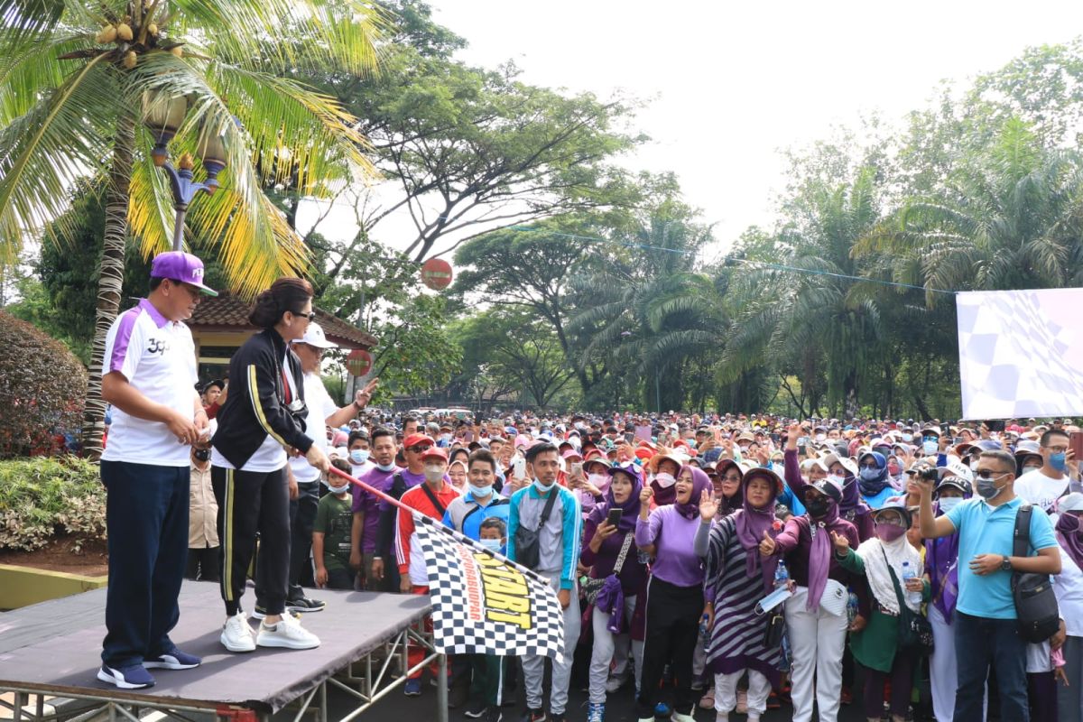 Ribuan pegawai jalan santai meriahkan penyambutan HUT ke-390 Kabupaten Tangerang