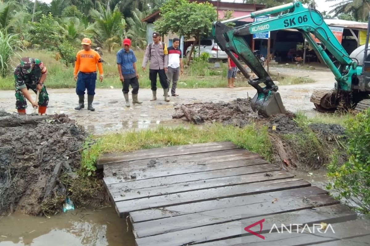 Antisipasi banjir, BPBD Tapsel - TNI/Polri gotong royong normalisasi drainase