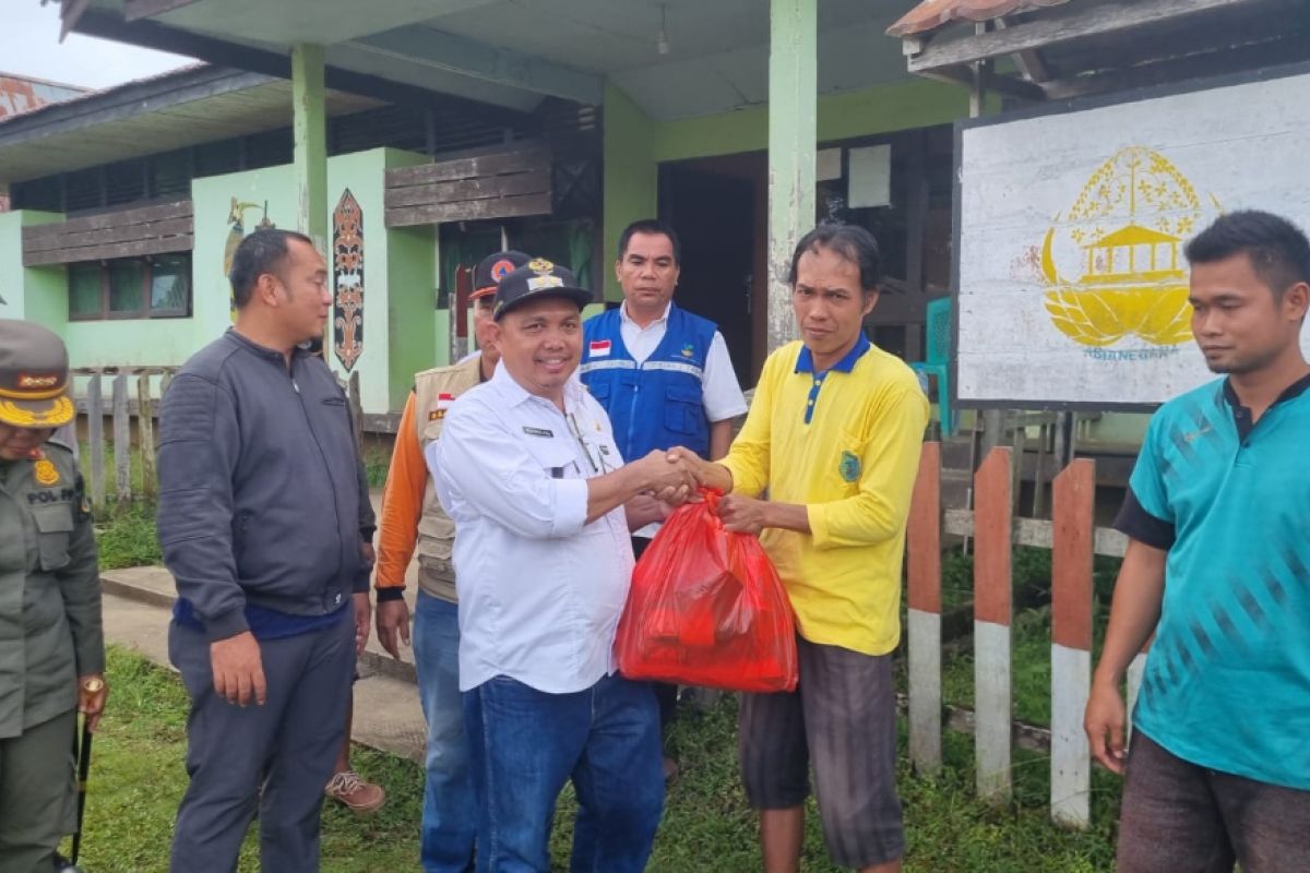 Pemerintah salurkan paket sembako untuk korban banjir di Serawai Sintang