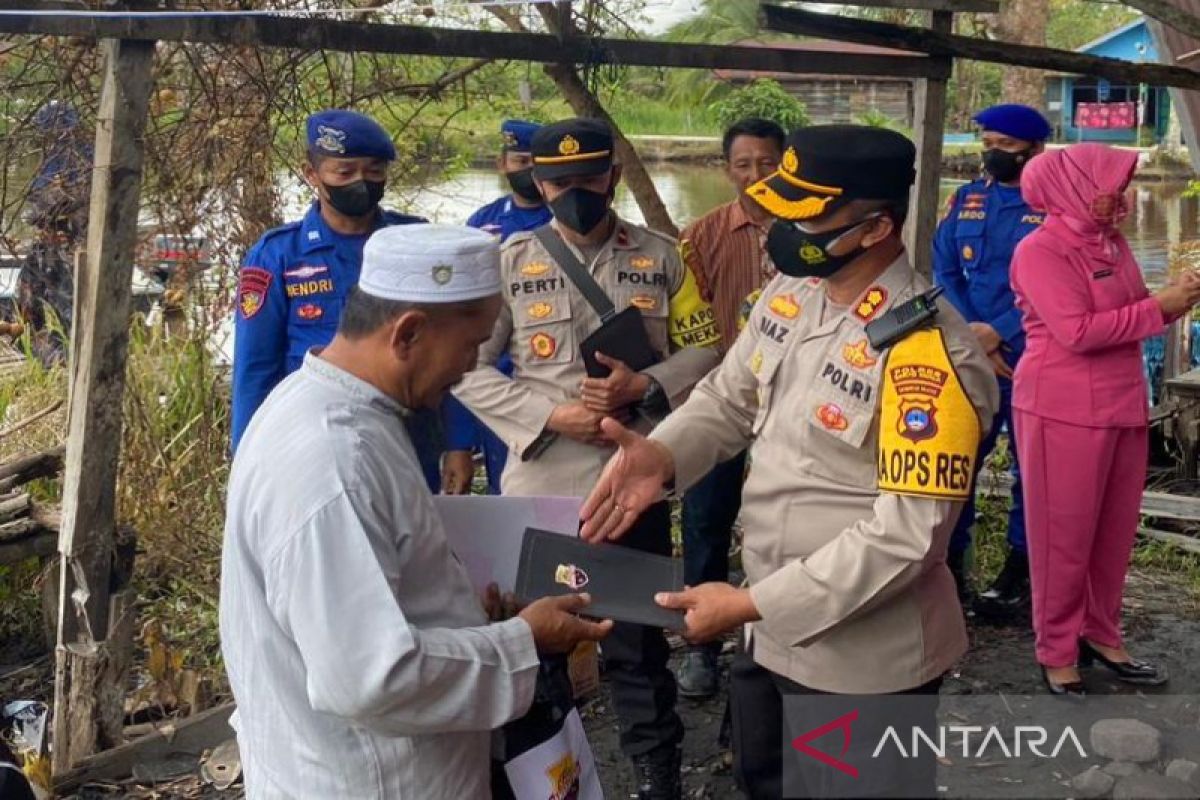 Kapolres Barito Kuala sambangi korban kebakaran di Mekarsari