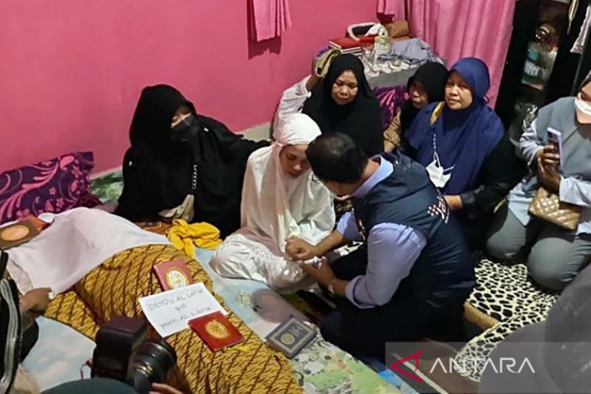 Gubernur DKI genggam tangan ibu korban tembok roboh MTsN 19