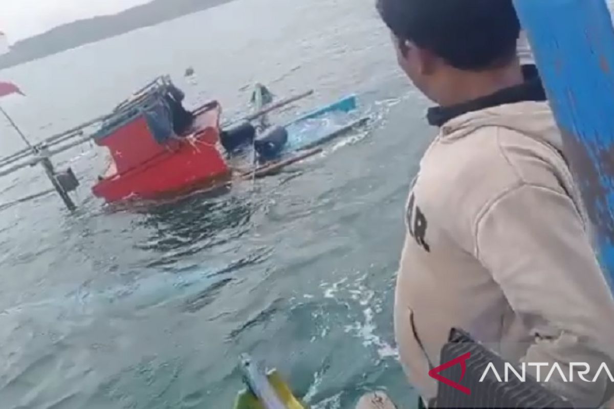 Nelayan asal Banten nyaris tewas akibat perahunya diterjang gelombang tinggi