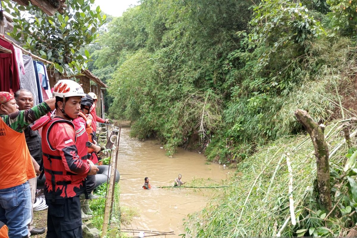 Banjir dan longsor terjang tiga titik di Cicurug Kabupaten Sukabumi
