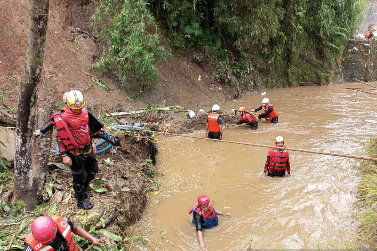 Antisipasi banjir PMI dan BPBD Kabupaten Sukabumi normalisasi sungai Cibeber