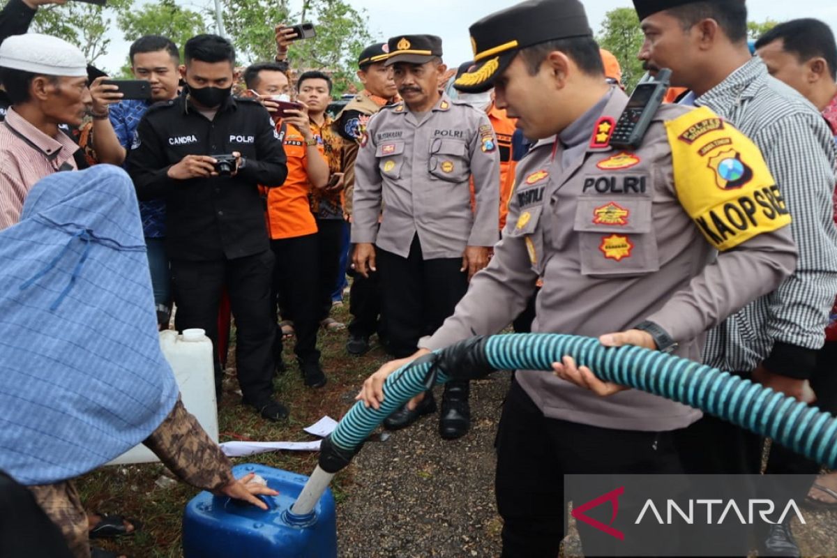 Polres Sumenep distribusikan air ke warga terdampak kekeringan