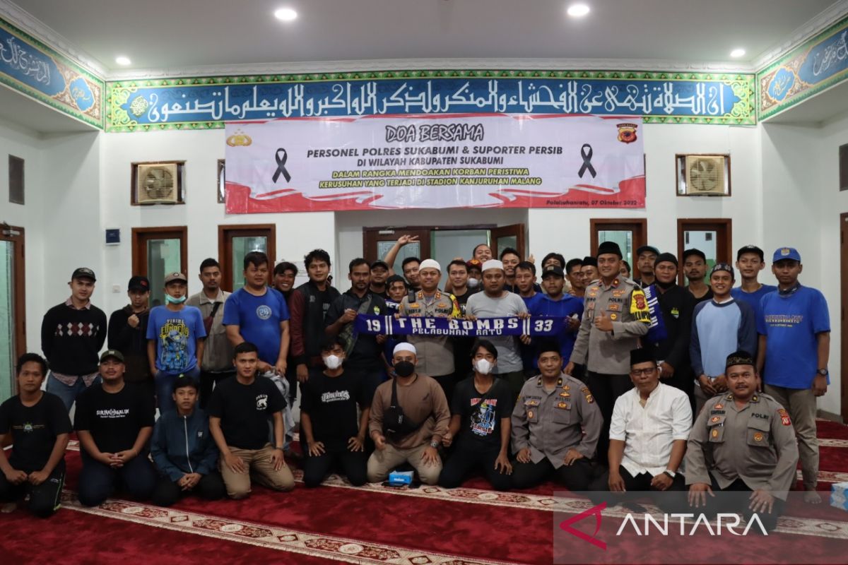 Ratusan personel Polres Sukabumi dan suporter sepak bola gelar doa bersama
