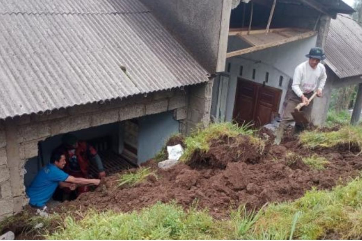 Pemkab Pasuruan imbau warga lereng gunung waspadai tanah longsor
