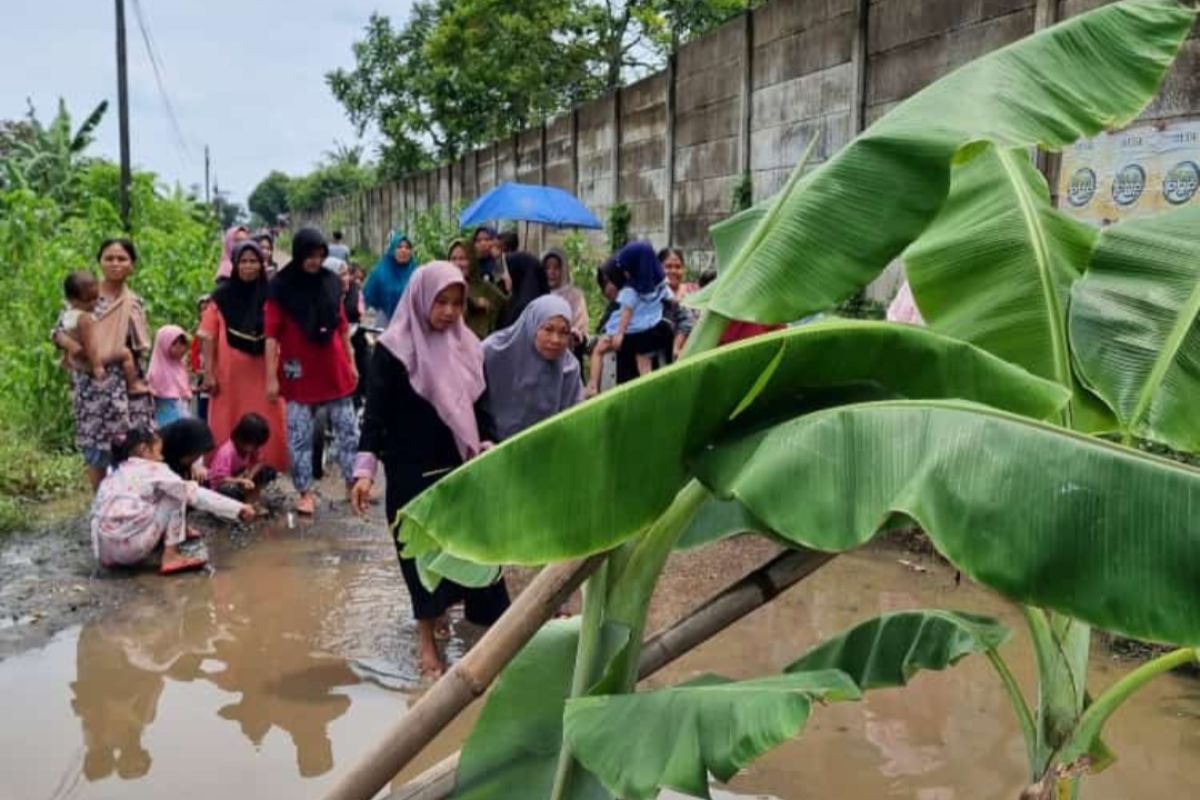 Warga di Sindang Jaya Tangerang gelar demo minta perbaikan jalan