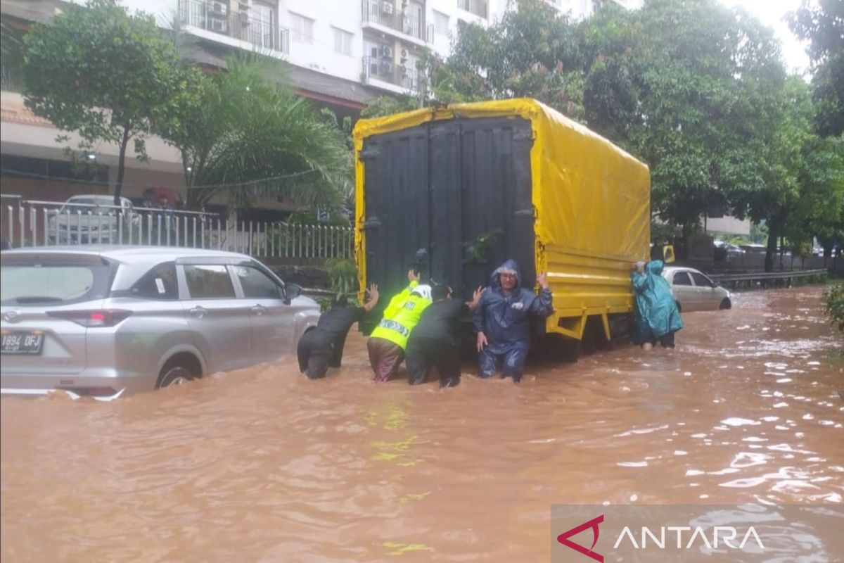 Kemacetan lalu lintas di Bekasi Barat disebabkan genangan